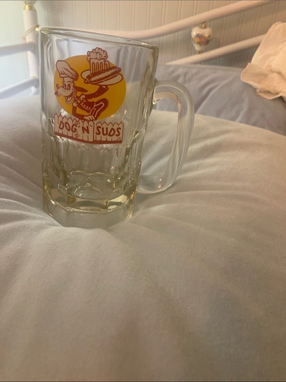 Source Unknown Clear Glass Mug with Yellow Circle and Red Dog 'N' Suds Logo